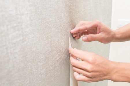 Les &eacute;tapes essentielles pour une pose de papier peint impeccable